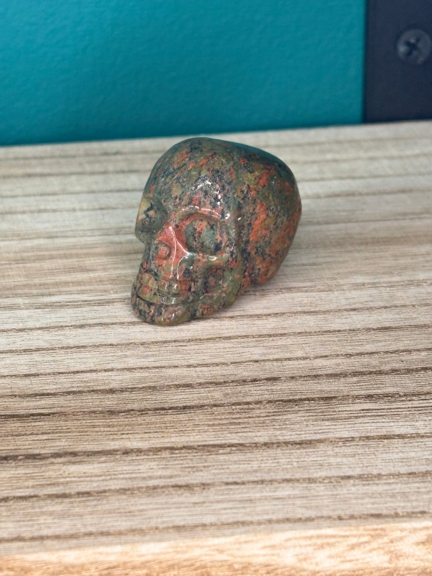 Small skull carving🌕 (pick your stone)