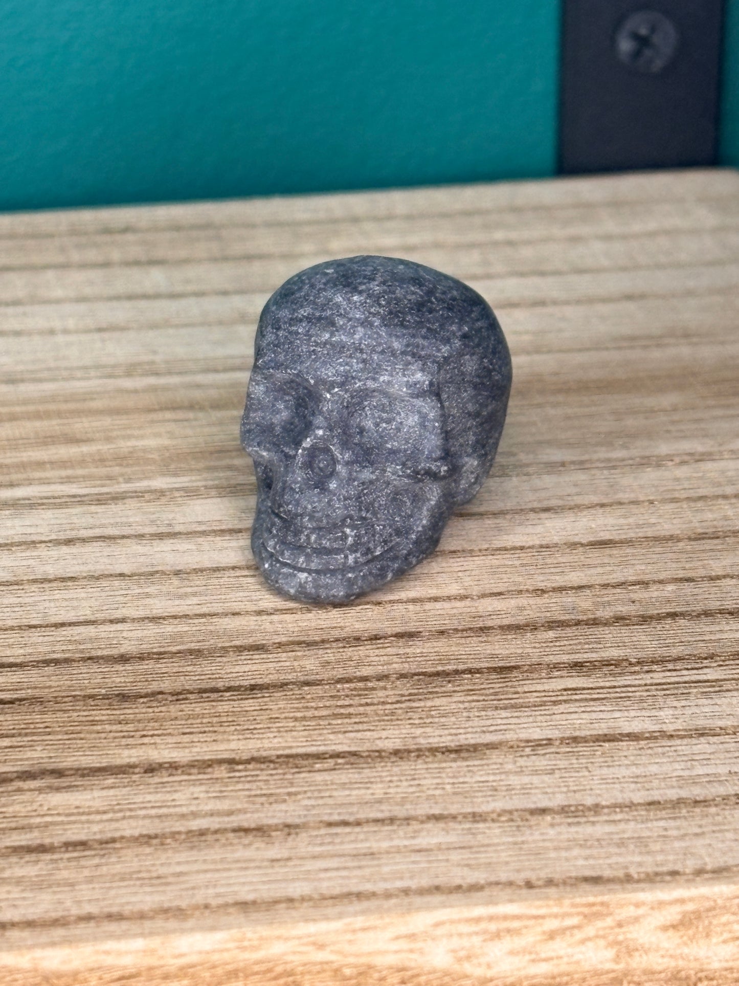 Small skull carving🌕 (pick your stone)