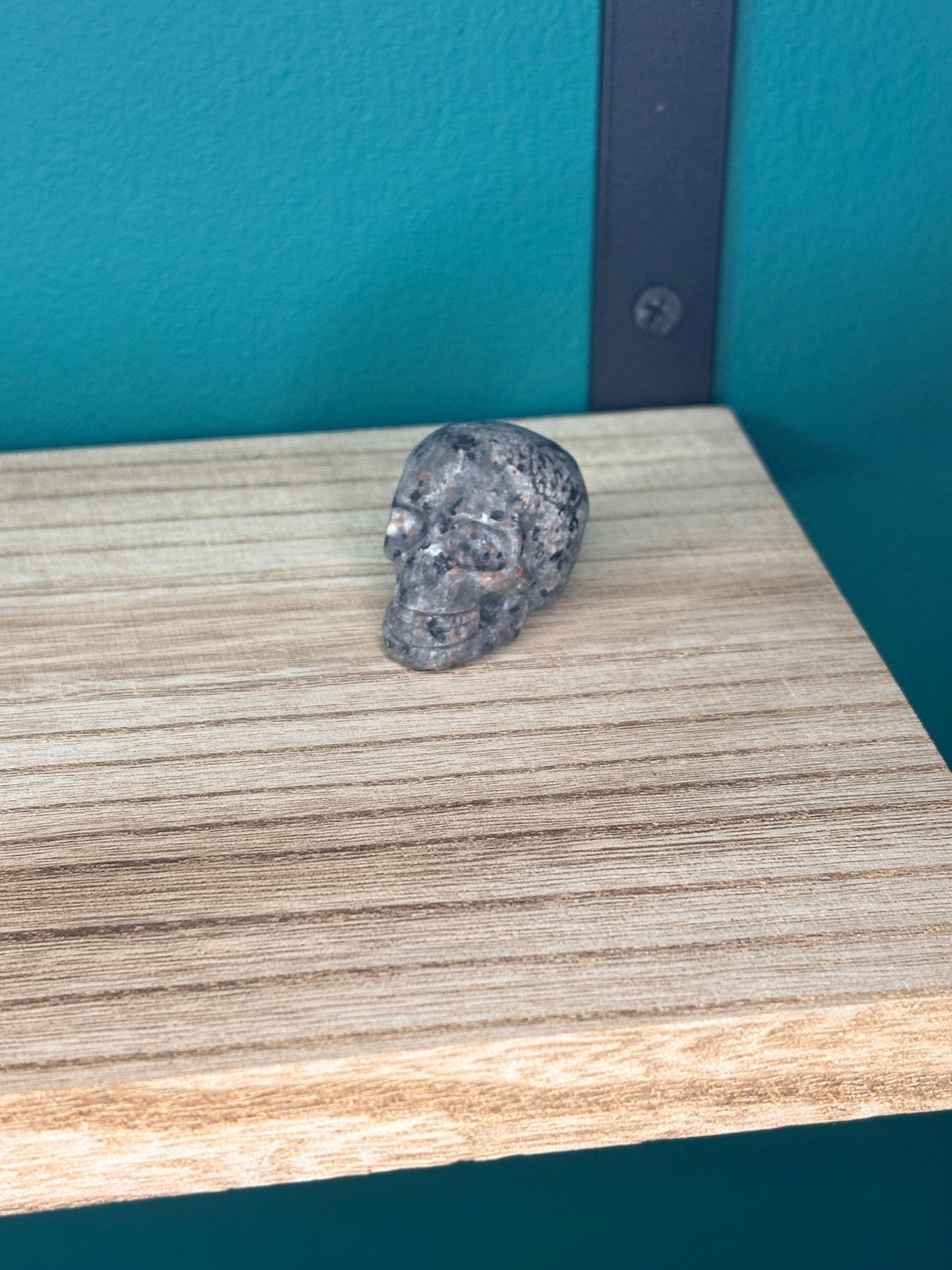 Small skull carving🌕 (pick your stone)