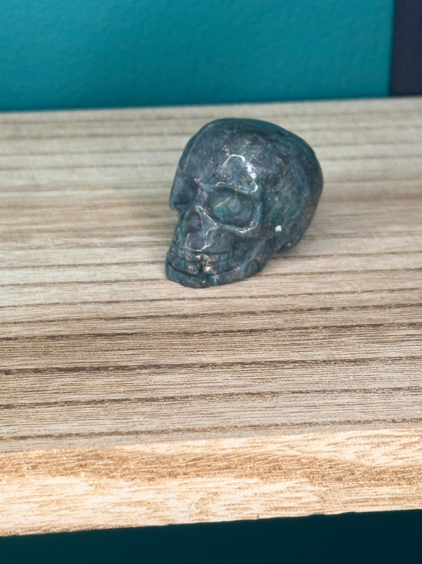Small skull carving🌕 (pick your stone)