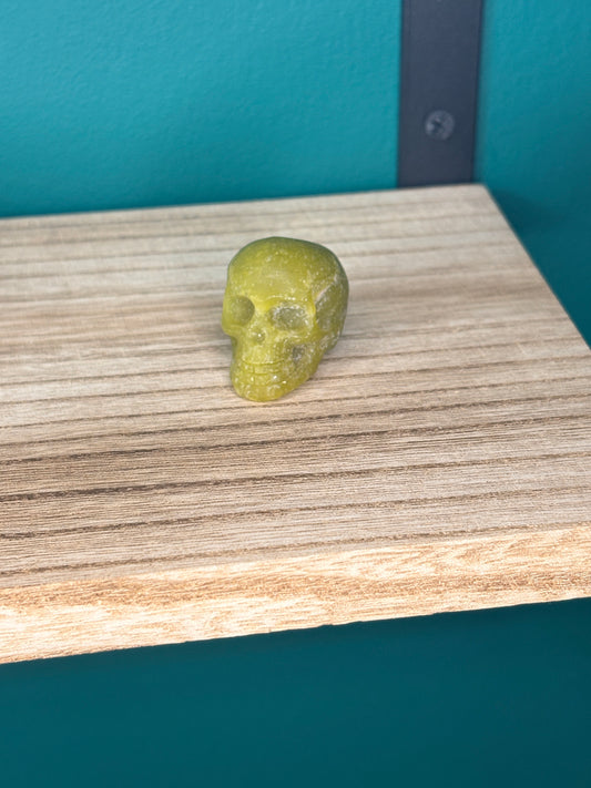 Small skull carving🌕 (pick your stone)