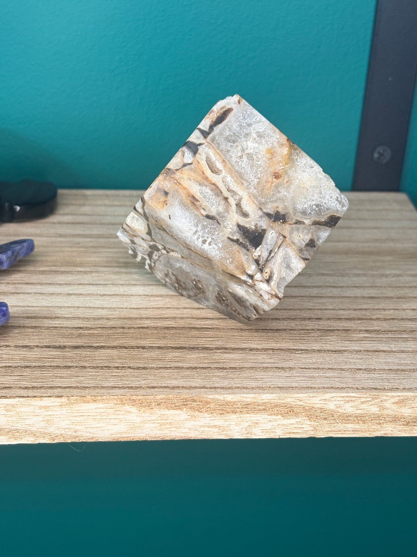 Druzy quarts floating cube 🌕
