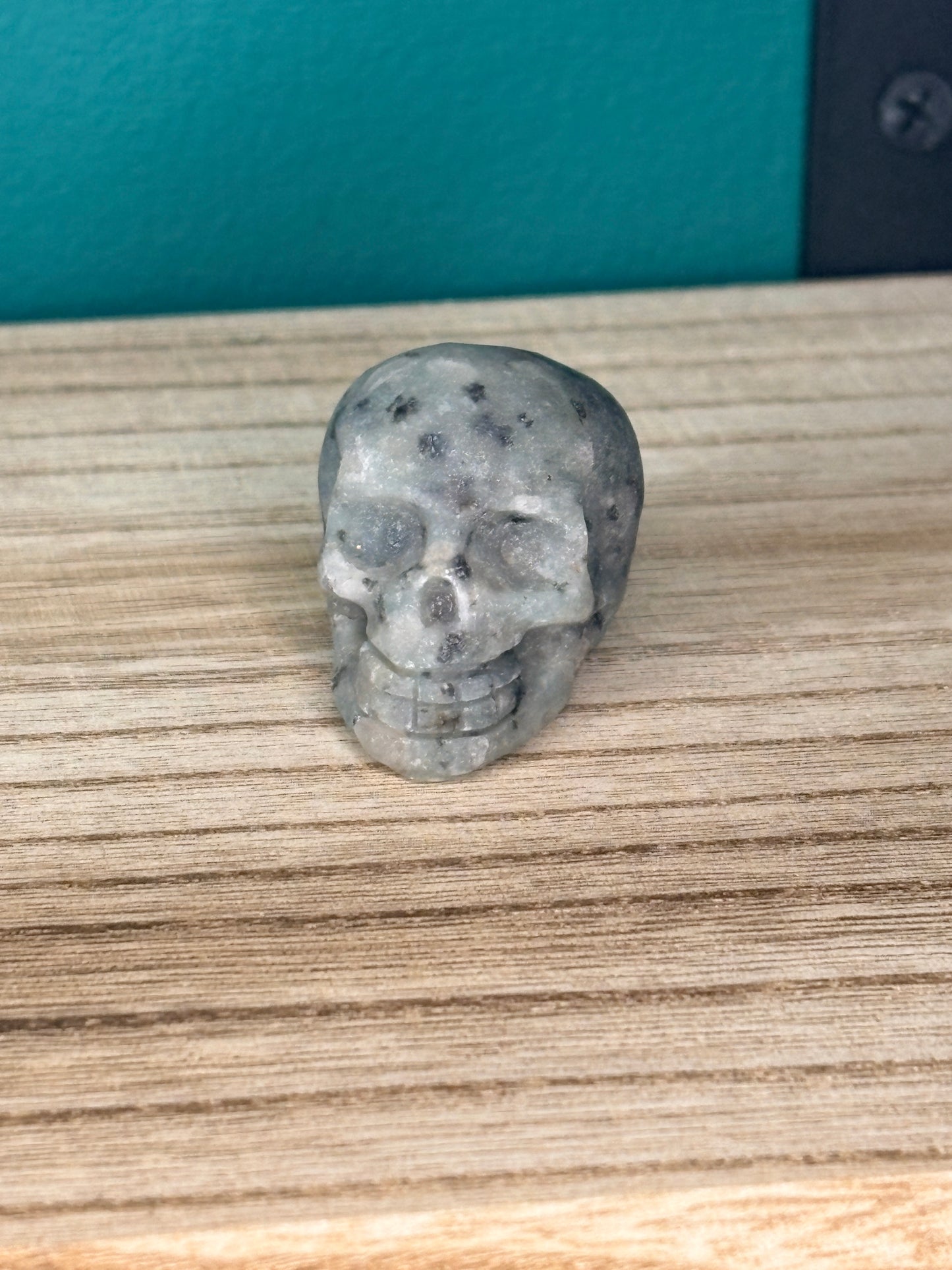 Small skull carving🌕 (pick your stone)