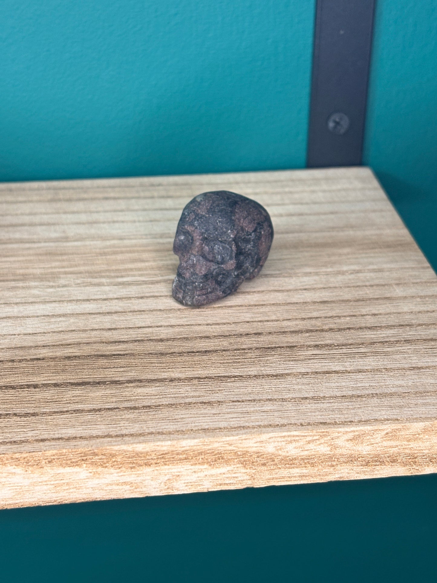 Small skull carving🌕 (pick your stone)