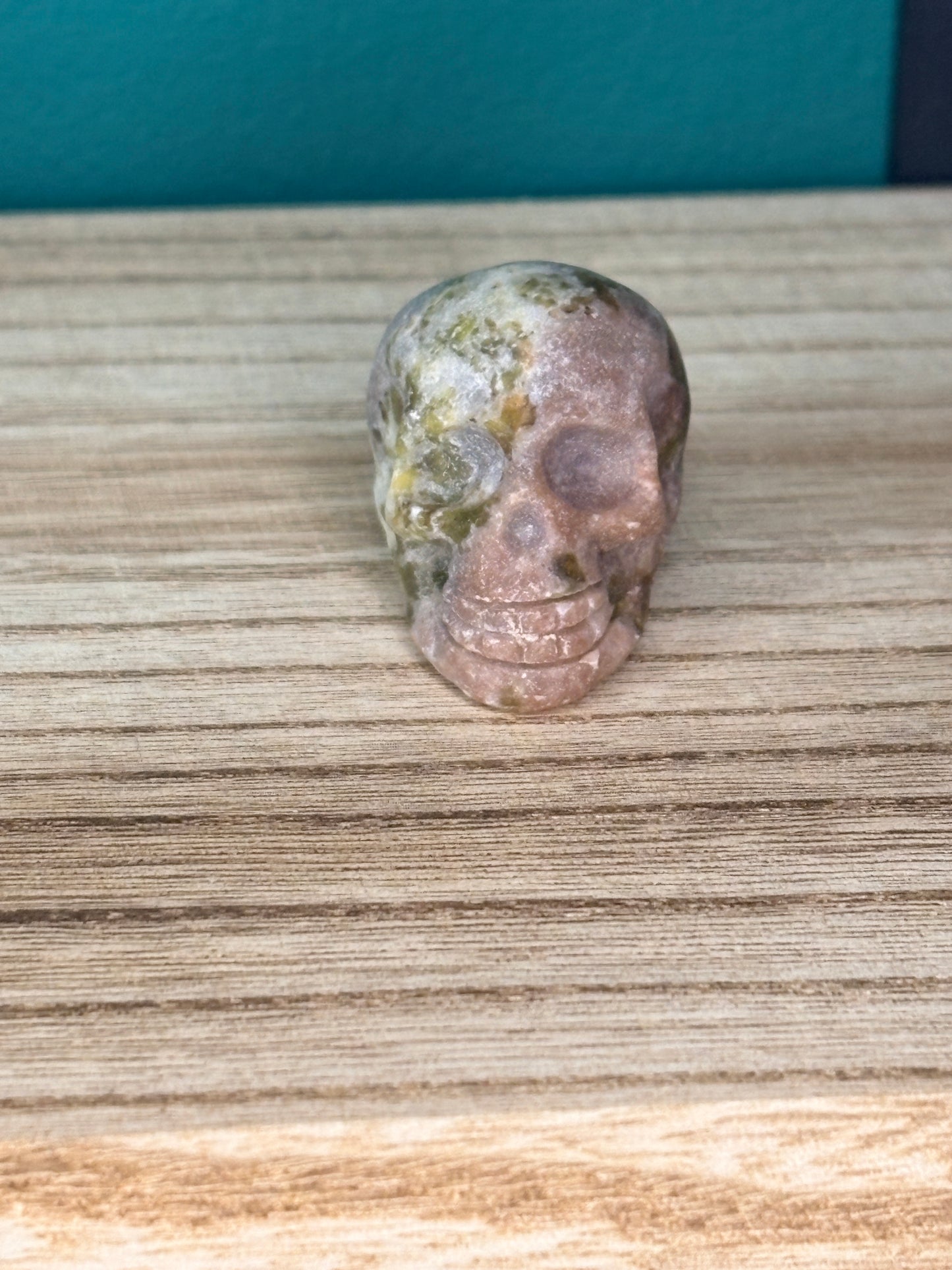 Small skull carving🌕 (pick your stone)