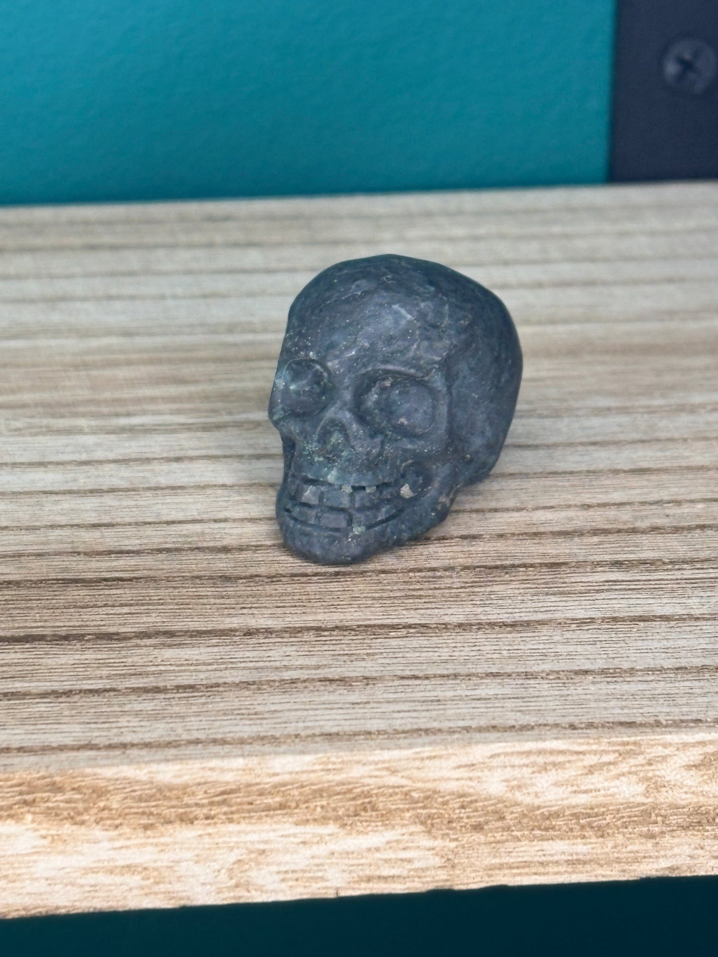 Small skull carving🌕 (pick your stone)