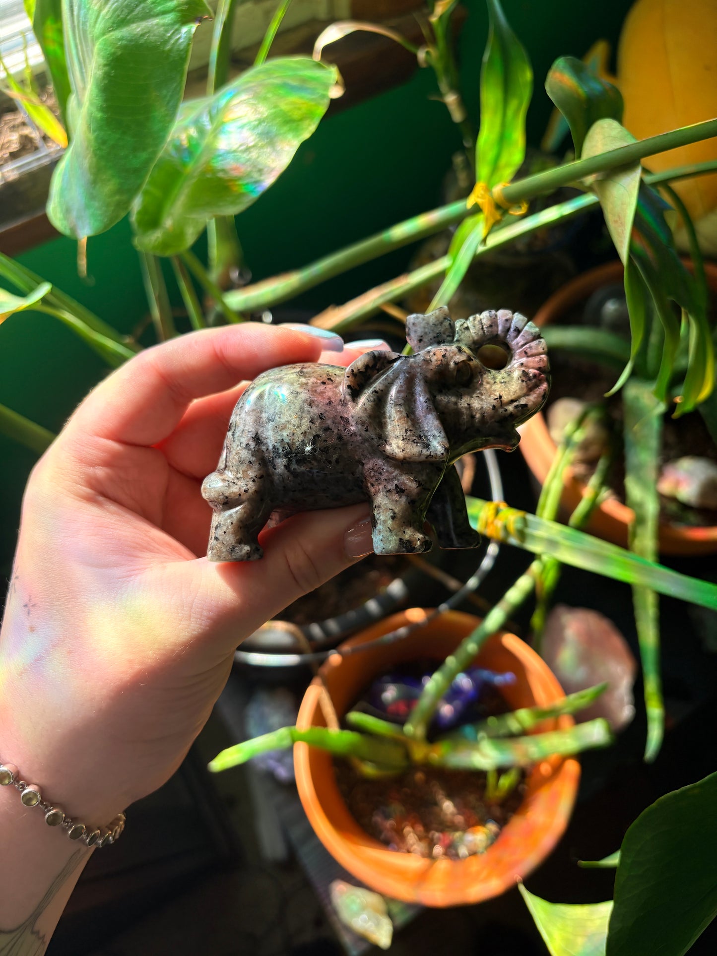 Yoperlite elephant carving 🐣